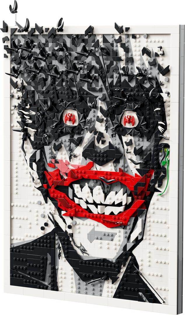 ジョーカー 表紙絵ウォールアートの公式画像。白黒の顔に赤い口と白い歯が浮かぶ。画像:レゴグループ。