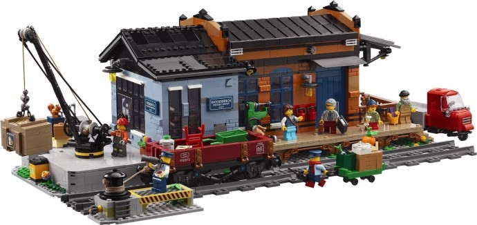 Woodbrick Freight Depot 910072。貨物倉庫とクレーン、事務所を備えた鉄道風景。画像:レゴグループ/BrickLink(Brickset掲載)。