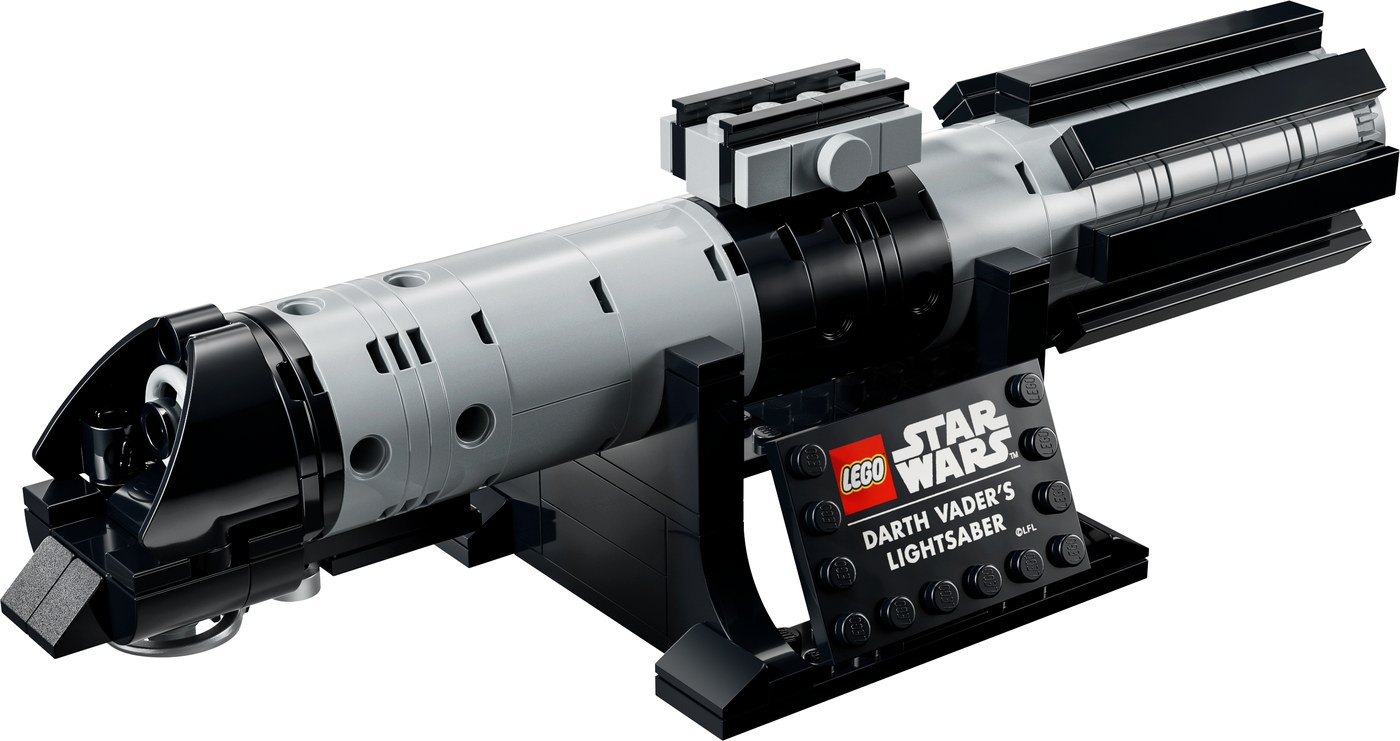 40897 ダース・ベイダーのライトセーバー。柄をネームプレート付きのスタンドに載せて飾る(画像: レゴグループ)