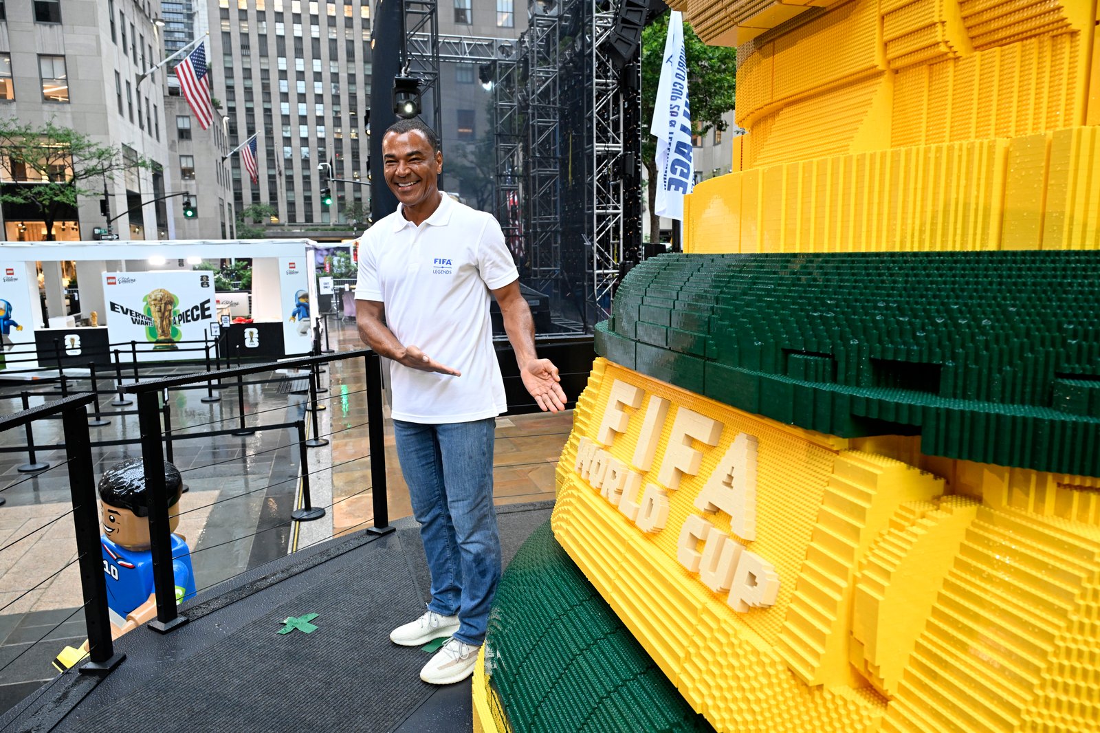 台座の「FIFA WORLD CUP」ロゴの前に立つブラジルのレジェンド、カフー。画像: レゴグループ（公式ニュースより）