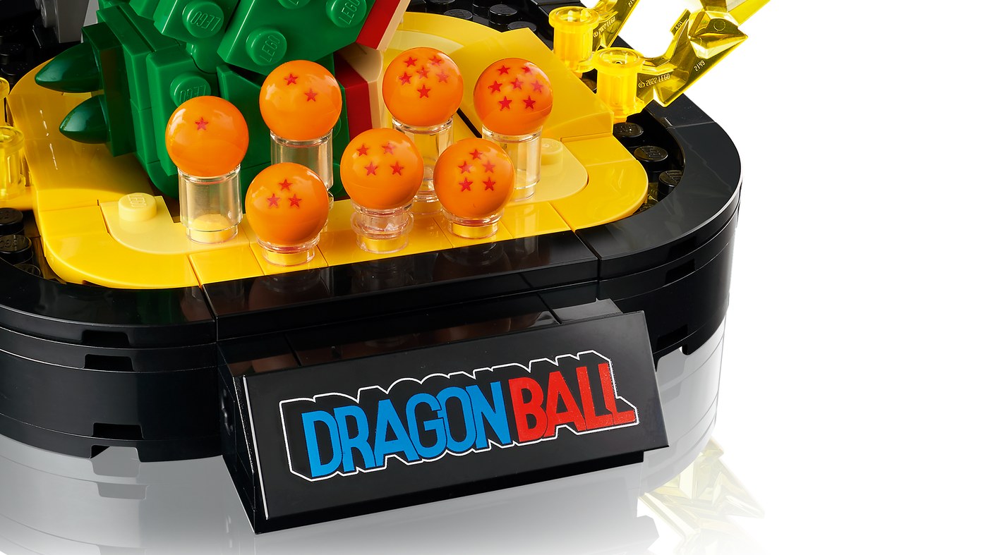 台座の前面にはDRAGON BALLのロゴのプレート。上のボールには星が1個から7個まで印刷されている（画像: レゴグループ）