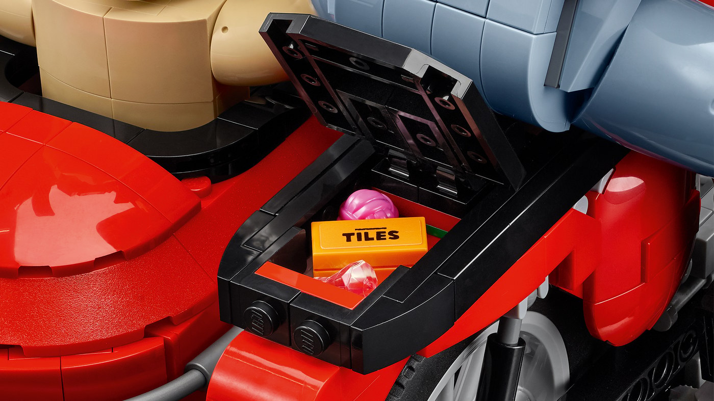 サイドカーの座席は持ち上がり、中に毛糸玉・透明の宝石・「TILES」と書かれた箱が入っている（画像: レゴグループ／レゴ公式ストアより）
