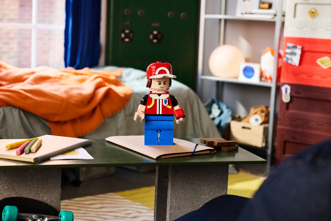 40868 Up-Scaled Red Minifigure。930ピースで高さ27cm以上、10歳以上向け(画像: レゴグループ)