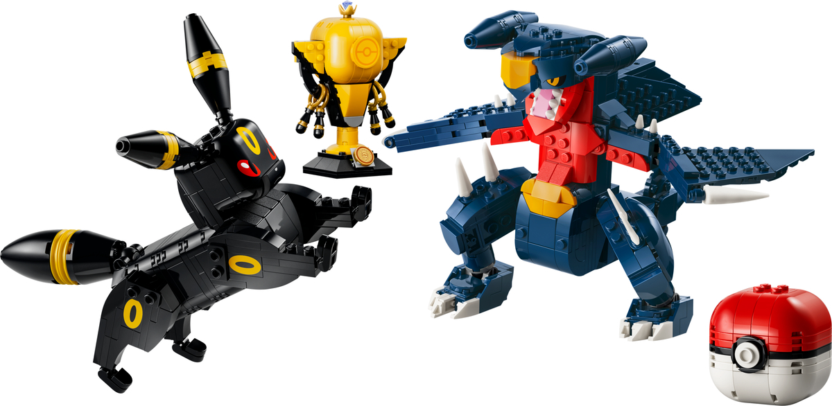 ブラッキーとガブリアス、モンスターボール、トロフィーを並べた公式全体画像。画像:レゴグループ。
